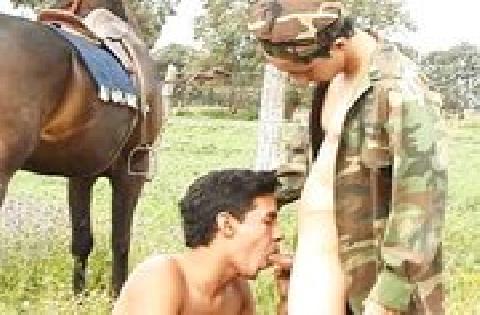 Zwei Bundeswehr Soldaten haben schwulen Sex auf freiem Feld